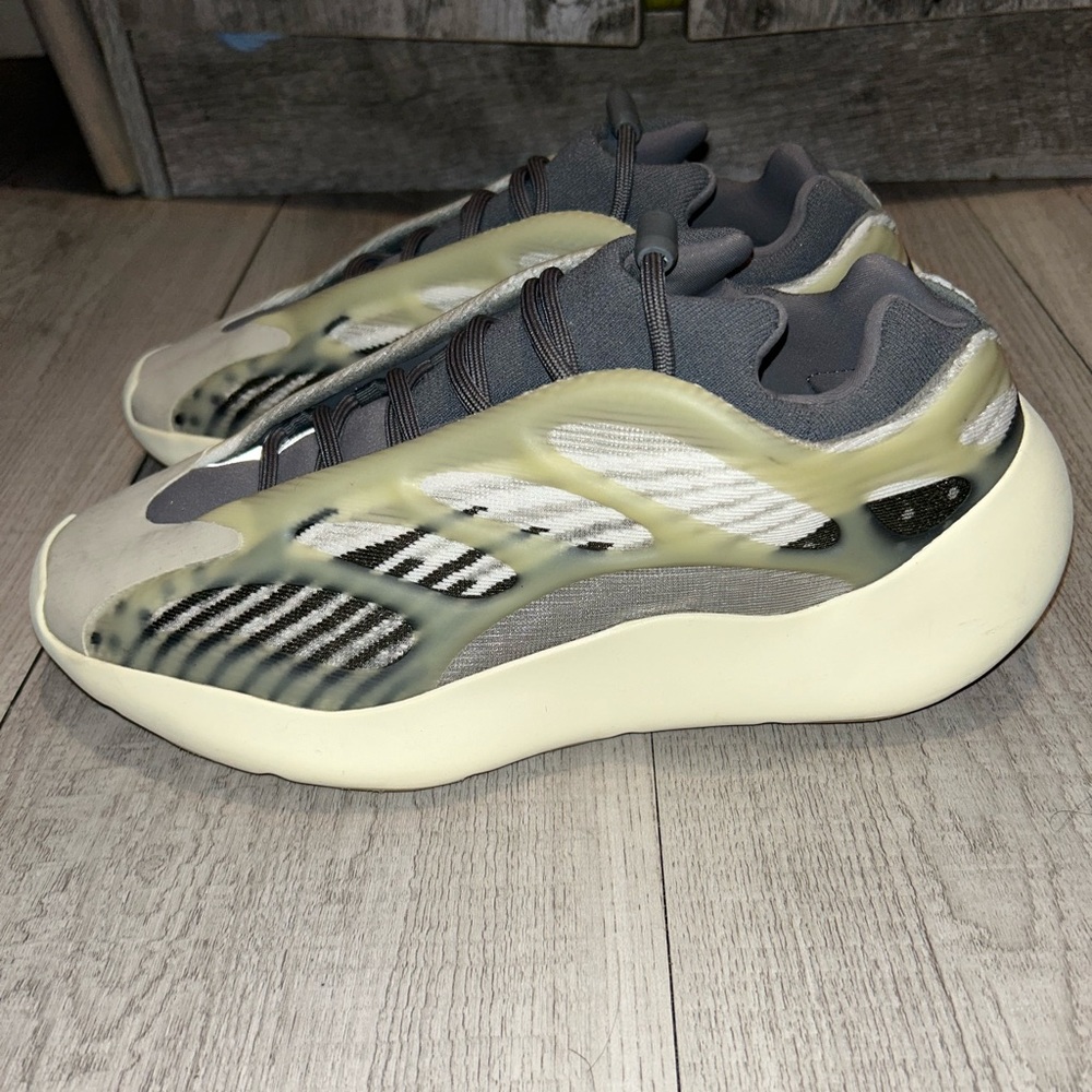 YEEZY 700 V3 'FADE SALT' MEN SIZE 9.5